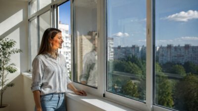 Тонировка окон на балконе: спасает ли от жары