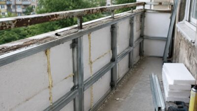 Чем укрепить хлипкий парапет перед остеклением балкона
